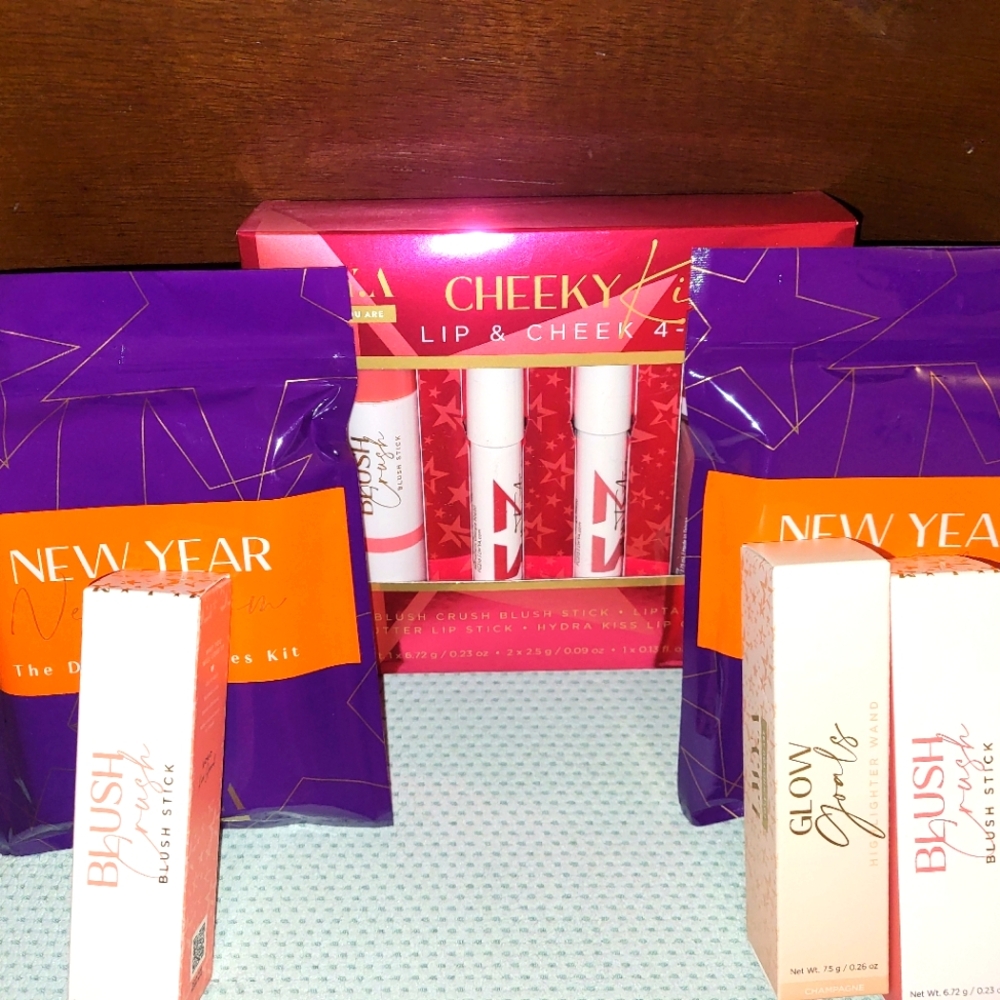 Kim Gravel L.W.YA brand new makeup lot